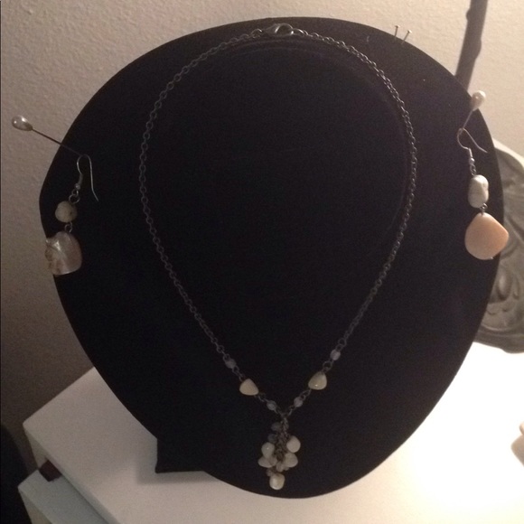 Lovely earrings and necklace set - Picture 2 of 3